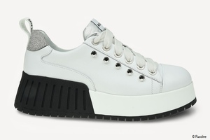 [title] - Weiße Sneaker sind ein Must-Have in jeder Garderobe. Neuerdings setzen Designer auf zweifarbige Sohlen als Hingucker. 