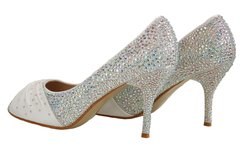 Schuhe aufpeppen mit  Glamour-Effekt - Glitzernde Schmucksteine, Strass und Swarovski Kristalle machen jedes Paar Schuhe zum Juwel. Wer nicht selbst Hand anlegen möchte, kann sich seine eigenen Schuhe professionell aufpeppen lassen. Abendschuhe und Brautschuhe werden so garantiert zum glamourösen Unikat.