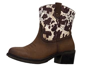 [title] - Westernboots haben zwar ihren Höhepunkt hinter sich, verschwinden aber nicht komplett aus der Mode. Auch in der Herbst-/Wintersaison 2025 sind sie noch zu sehen. Sie bringen einen lässigen Akzent in aktuelle Outfits.
