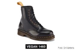 Vegane Dr.Martens Schuhe - Dr.Martens Schuhe und Stiefel sind Kult. Legendär ist der 8-Loch Stiefel 1460 von Dr.Martens, der vom Worker-Modell zum Szene-Boot unterschiedlichster Antifashion-Bewegungen avancierte. Seit einiger Zeit führt Dr.Martens auch vegane Schuhe aus Synthetikmaterial im Sortiment, darunter auch den beliebten 1460. Bei der Produktion achtet Dr. Martens auf soziale Nachhaltigkeit und hat auf seiner Homepage einen entsprechenden Verhaltenskodex für Lieferanten veröffentlicht.