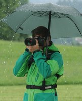 [title] - Trekkingschirme sind leicht, robust und die neuen, coolen Modelle lassen sich zum Wandern an jedem Rucksack befestigen, sodass die Hände vollkommen frei bleiben.<br />