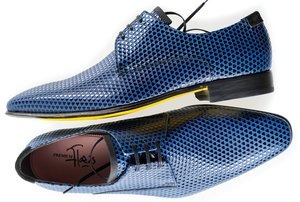 Floris van Bommel Herrenschuhe sind Eyecatcher, mit denen sich jeder Mann als Individualist positioniert. Ob Bootsschuhe, Sneaker oder lässige Halbschuhe, die neuen Floris van Bommel Sommerschuhe kommen gewohnt ausgefallen und extravagant daher.