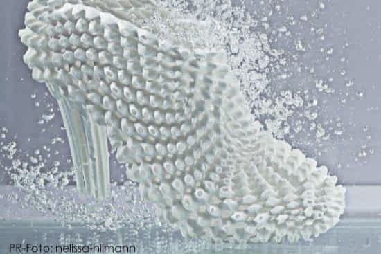 [title] - Auf Knopfdruck den passenden Schuh zum neuen Outfit ohne langes Suchen und Anprobieren. Das wäre der Traum jeder Frau. Sind Schuhe aus dem 3-Drucker die Lösung oder reine Utopie? Auf der internationalen Schuhmesse in Düsseldorf präsentietren eine Reihe von Unternehmen Lösungen für die Schuhindustrie auf Basis von 3-D-Technologien.